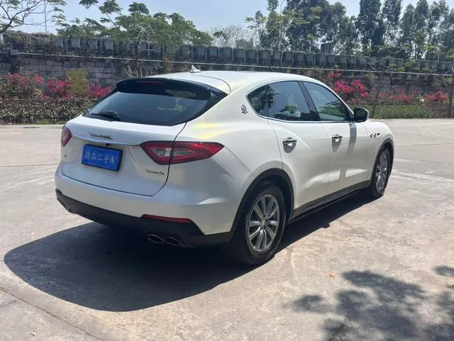 Maserati Levante 2018 3.0T Classic Edition interior photo 13 Maserati Levante 2018 3.0T Classic Edition interior photo 13