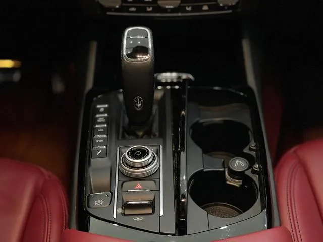 Maserati Levante 2019 3.0T 350Hp Version standard Pays V intérieur photo 18 Maserati Levante 2019 3.0T 350Hp Version standard Pays V intérieur photo 18