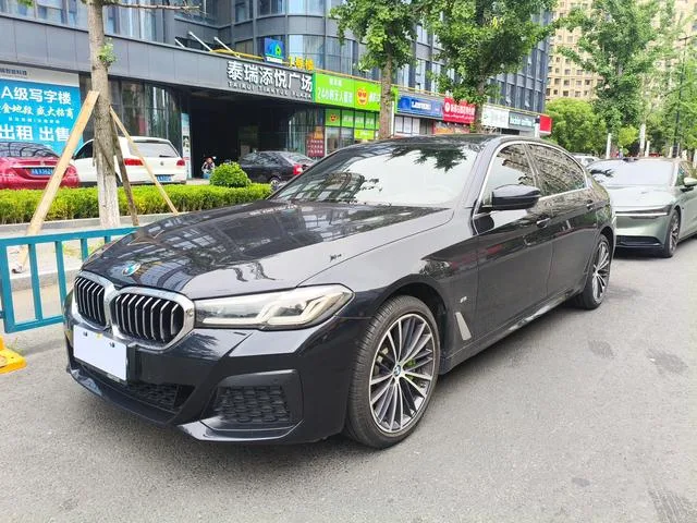 BMW 5 Series 2022 530Li Líder M Conjunto deportivo exterior foto 1 BMW 5 Series 2022 530Li Líder M Conjunto deportivo exterior foto 1