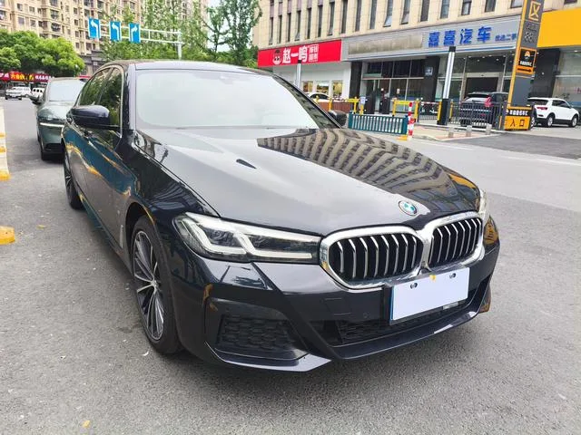 BMW 5 Series 2022 530Li Líder M Conjunto deportivo exterior foto 3 BMW 5 Series 2022 530Li Líder M Conjunto deportivo exterior foto 3