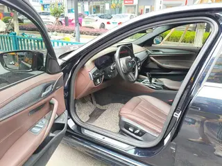 BMW 5 Series 2022 530Li Líder M Conjunto deportivo exterior foto 5 BMW 5 Series 2022 530Li Líder M Conjunto deportivo exterior foto 5