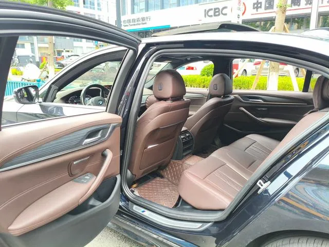 BMW 5 Series 2022 530Li Líder M Conjunto deportivo exterior foto 6 BMW 5 Series 2022 530Li Líder M Conjunto deportivo exterior foto 6