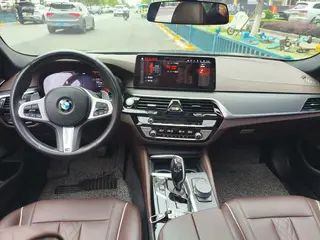 BMW 5 Series 2022 530Li Líder M Conjunto deportivo interior foto 8 BMW 5 Series 2022 530Li Líder M Conjunto deportivo interior foto 8