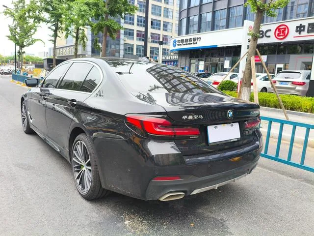BMW 5 Series 2022 530Li Líder M Conjunto deportivo interior foto 10 BMW 5 Series 2022 530Li Líder M Conjunto deportivo interior foto 10