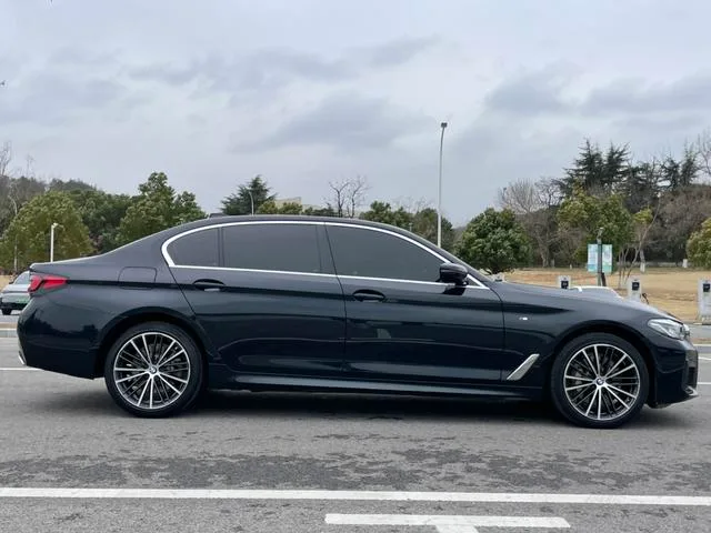 BMW 5 Series 2021 Reforma 530Li Líder M Conjunto deportivo exterior foto 8 BMW 5 Series 2021 Reforma 530Li Líder M Conjunto deportivo exterior foto 8