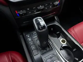 Maserati Ghibli 2022 2.0T GT Sharp Edition interior photo 13 Maserati Ghibli 2022 2.0T GT Sharp Edition interior photo 13