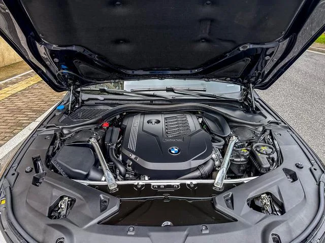 BMW 8 Series 2022 840i xDrive Four-door coupe M Sports suit interior photo 16 BMW 8 Series 2022 840i xDrive Four-door coupe M Sports suit interior photo 16