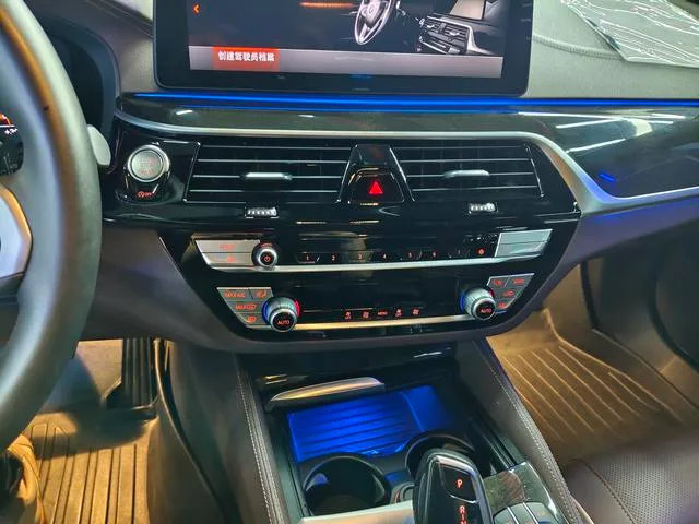 BMW 5 Series 2022 525Li M Sports suit interior photo 9 BMW 5 Series 2022 525Li M Sports suit interior photo 9