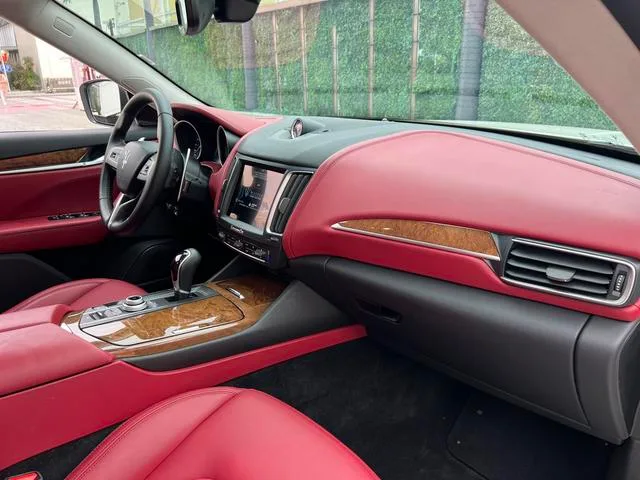 Maserati Levante 2018 3.0T Classic Edition interior photo 11 Maserati Levante 2018 3.0T Classic Edition interior photo 11
