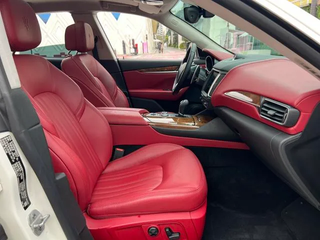 Maserati Levante 2018 3.0T Classic Edition interior photo 12 Maserati Levante 2018 3.0T Classic Edition interior photo 12