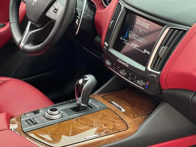 Maserati Levante 2018 3.0T Classic Edition interior photo 13 Maserati Levante 2018 3.0T Classic Edition interior photo 13