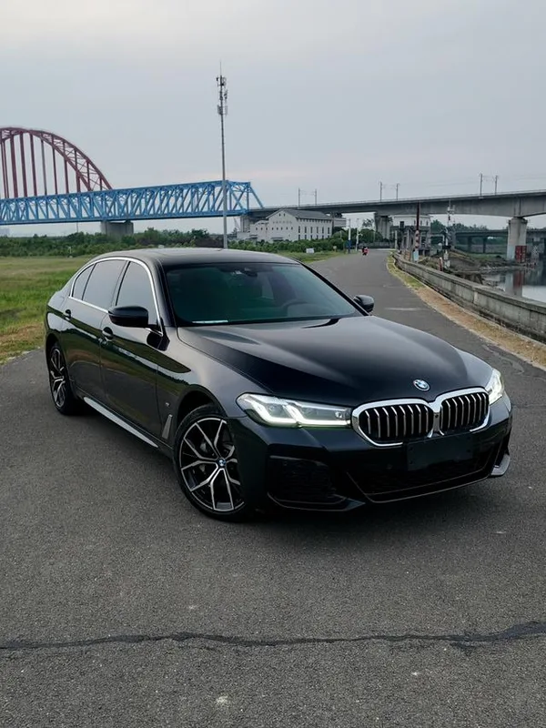 BMW 5 Series 2023 530Li Type de luxe M Ensemble de sport extérieur photo 3 BMW 5 Series 2023 530Li Type de luxe M Ensemble de sport extérieur photo 3