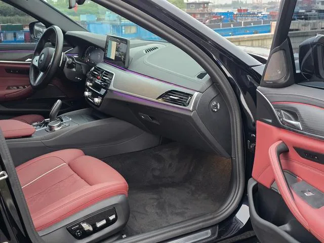 BMW 5 Series 2023 530Li Type de luxe M Ensemble de sport intérieur photo 16 BMW 5 Series 2023 530Li Type de luxe M Ensemble de sport intérieur photo 16