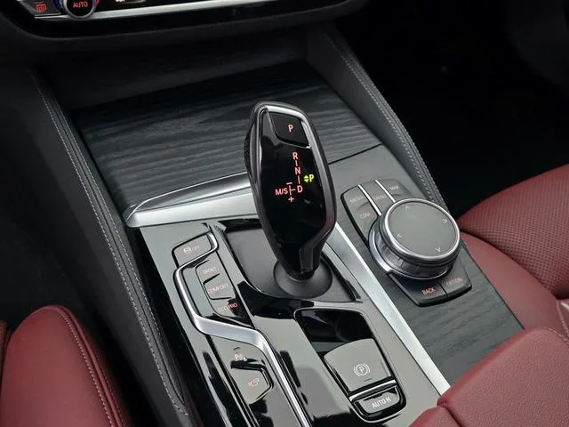 BMW 5 Series 2023 530Li Type de luxe M Ensemble de sport intérieur photo 18 BMW 5 Series 2023 530Li Type de luxe M Ensemble de sport intérieur photo 18