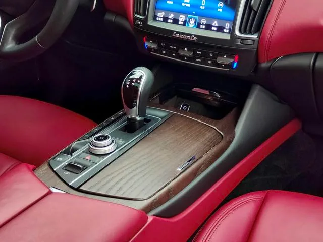 Maserati Levante 2016 3.0T Levante interior foto 20 Maserati Levante 2016 3.0T Levante interior foto 20