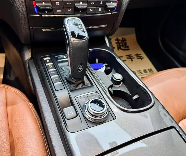 Maserati Ghibli 2022 2.0T GT Versión aguda interior foto 15 Maserati Ghibli 2022 2.0T GT Versión aguda interior foto 15