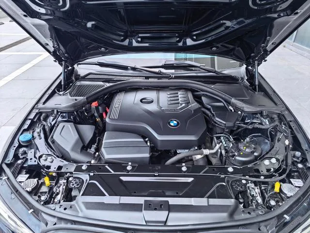 BMW 3 Series 2022 325i M Sports suit interior photo 14 BMW 3 Series 2022 325i M Sports suit interior photo 14