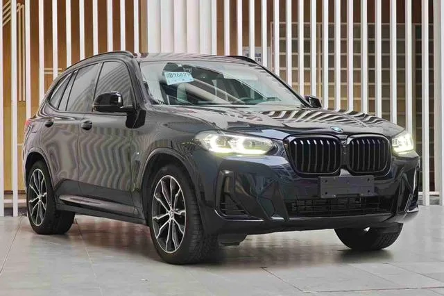 BMW X3 2022 Модификация xDrive30i Лидирующий M Ночной костюм экстерьер фото 3 BMW X3 2022 Модификация xDrive30i Лидирующий M Ночной костюм экстерьер фото 3