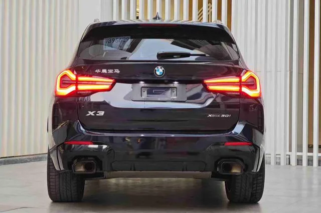BMW X3 2022 Модификация xDrive30i Лидирующий M Ночной костюм экстерьер фото 7 BMW X3 2022 Модификация xDrive30i Лидирующий M Ночной костюм экстерьер фото 7
