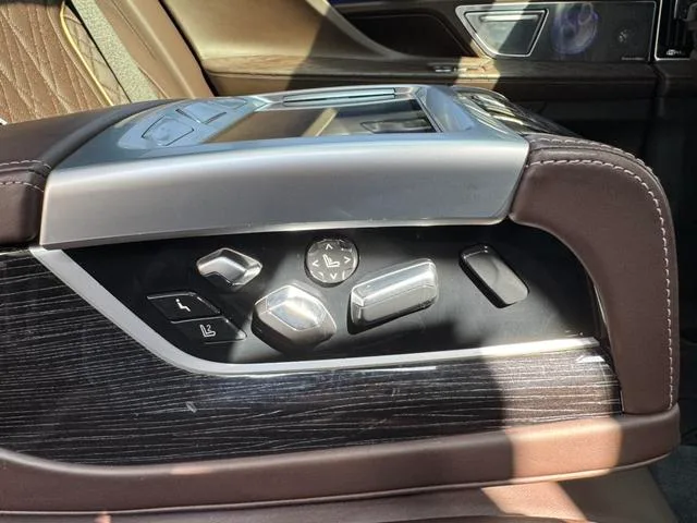 BMW 7 Series 2022 740Li Tipo de lujo M Conjunto deportivo interior foto 15 BMW 7 Series 2022 740Li Tipo de lujo M Conjunto deportivo interior foto 15