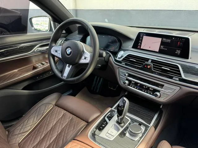 BMW 7 Series 2022 740Li Tipo de lujo M Conjunto deportivo interior foto 18 BMW 7 Series 2022 740Li Tipo de lujo M Conjunto deportivo interior foto 18