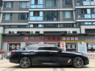 BMW 5 Series 2023 Restyling 530Li Leading Type M Sports suit exterior photo 4 BMW 5 Series 2023 Restyling 530Li Leading Type M Sports suit exterior photo 4