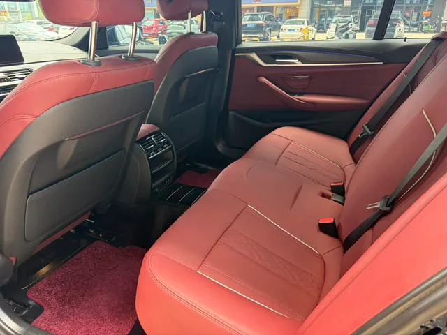 BMW 5 Series 2023 Restyling 530Li Leading Type M Sports suit interior photo 6 BMW 5 Series 2023 Restyling 530Li Leading Type M Sports suit interior photo 6