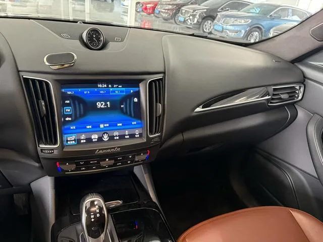 Maserati Levante 2018 3.0T Classic Edition interior photo 7 Maserati Levante 2018 3.0T Classic Edition interior photo 7