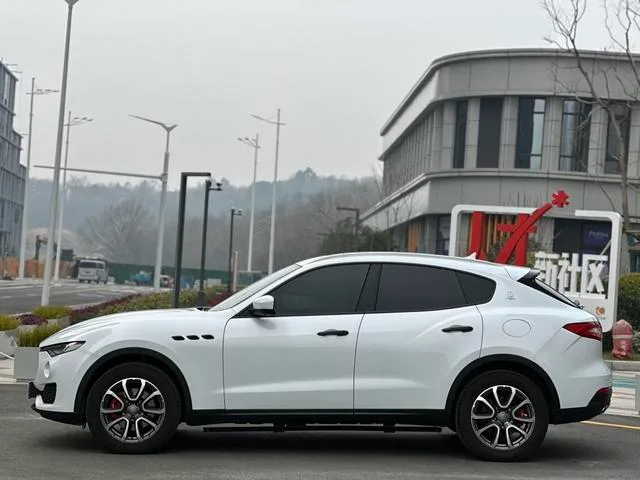 Maserati Levante 2018 3.0T 350Hp Standard Edition exterior photo 3 Maserati Levante 2018 3.0T 350Hp Standard Edition exterior photo 3