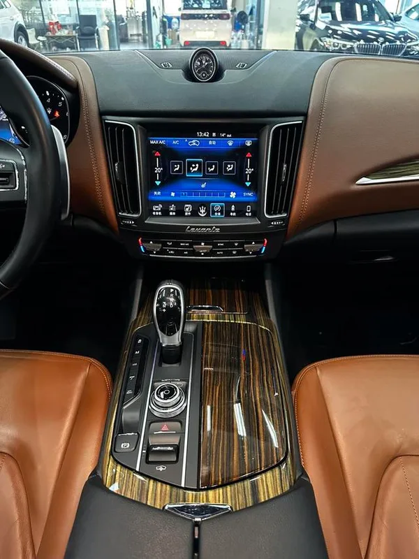 Maserati Levante 2018 3.0T 350Hp Standard Edition interior photo 13 Maserati Levante 2018 3.0T 350Hp Standard Edition interior photo 13