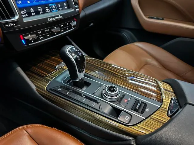 Maserati Levante 2018 3.0T 350Hp Standard Edition interior photo 14 Maserati Levante 2018 3.0T 350Hp Standard Edition interior photo 14