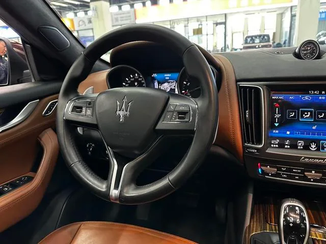 Maserati Levante 2018 3.0T 350Hp Standard Edition interior photo 15 Maserati Levante 2018 3.0T 350Hp Standard Edition interior photo 15
