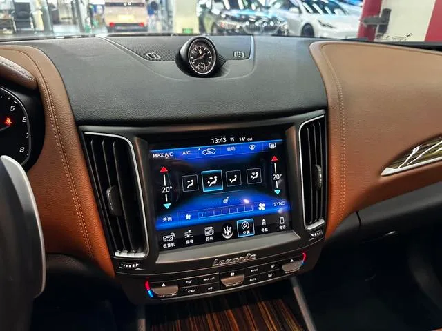Maserati Levante 2018 3.0T 350Hp Standard Edition interior photo 18 Maserati Levante 2018 3.0T 350Hp Standard Edition interior photo 18