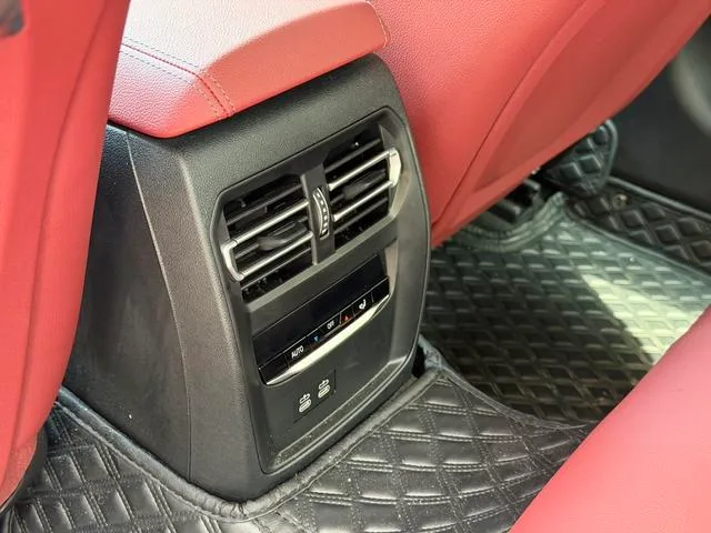BMW 3 Series 2025 330i M Sports Night Suit interior photo 13 BMW 3 Series 2025 330i M Sports Night Suit interior photo 13