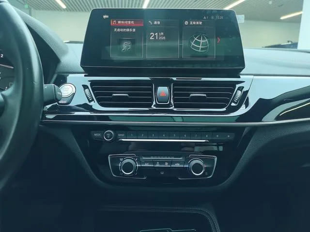 BMW 1 Series 2021 120i M Sports Obsidian Night Edition interior photo 13 BMW 1 Series 2021 120i M Sports Obsidian Night Edition interior photo 13