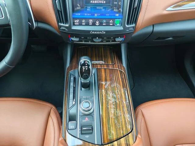 Maserati Levante 2016 3.0T Levante interior photo 16 Maserati Levante 2016 3.0T Levante interior photo 16