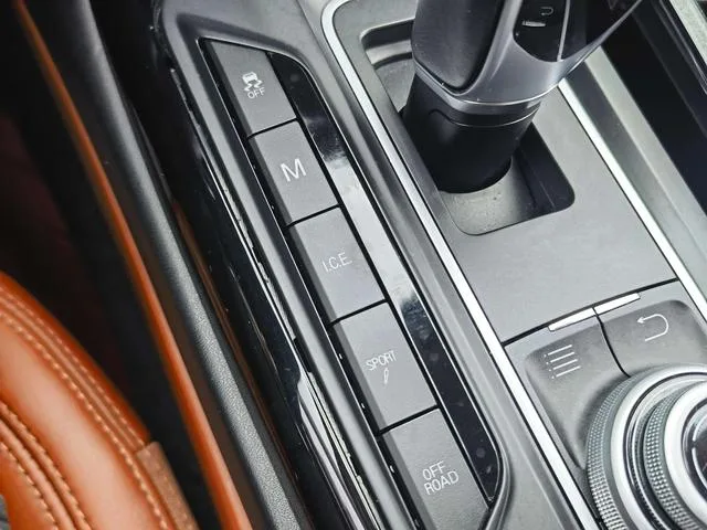 Maserati Levante 2016 3.0T Levante interior photo 19 Maserati Levante 2016 3.0T Levante interior photo 19