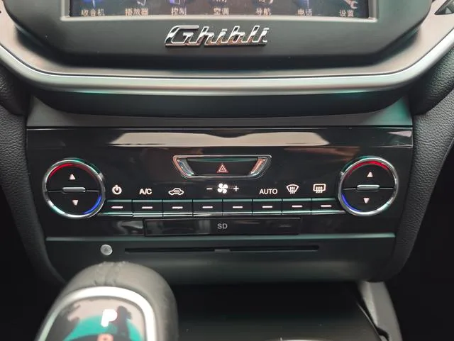 Maserati Ghibli 2014 3.0T Versión estándar interior foto 13 Maserati Ghibli 2014 3.0T Versión estándar interior foto 13