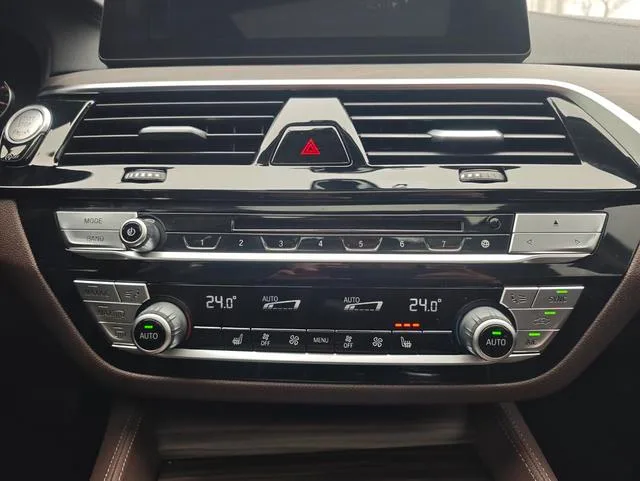 BMW 5 Series 2018 Mise à jour 530Li Leader Ensemble de luxe intérieur photo 13 BMW 5 Series 2018 Mise à jour 530Li Leader Ensemble de luxe intérieur photo 13