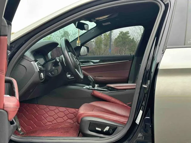 BMW 5 Series 2019 Reforma 530Li Líder M Conjunto deportivo exterior foto 3 BMW 5 Series 2019 Reforma 530Li Líder M Conjunto deportivo exterior foto 3