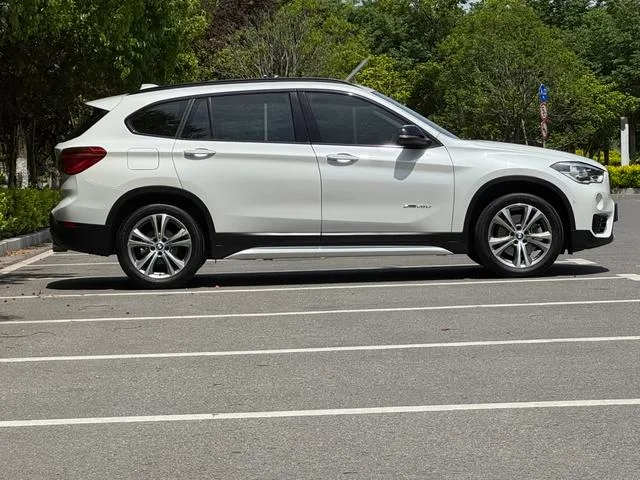 BMW X1 2016 sDrive20Li De lujo exterior foto 4 BMW X1 2016 sDrive20Li De lujo exterior foto 4