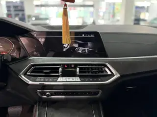 BMW X5 2021 xDrive40i M Sports suit interior photo 9