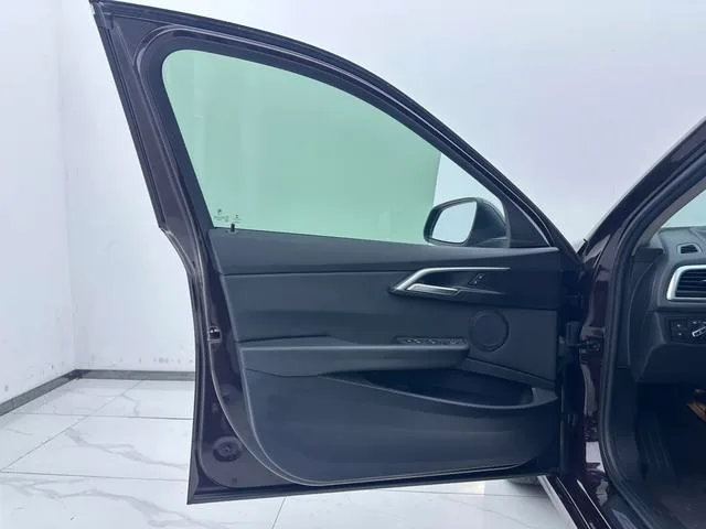 BMW 1 Series 2018 118i Sportif extérieur photo 8 BMW 1 Series 2018 118i Sportif extérieur photo 8