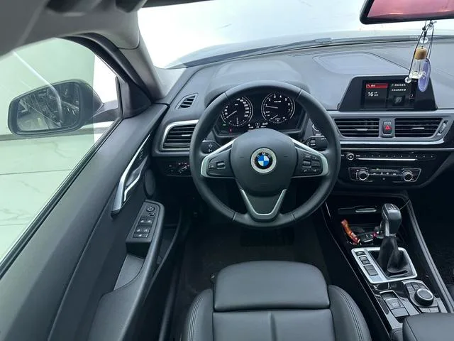 BMW 1 Series 2018 118i Sportif intérieur photo 17 BMW 1 Series 2018 118i Sportif intérieur photo 17