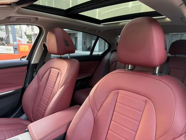BMW 3 Series 2022 325Li M Set de nuit de sport intérieur photo 17 BMW 3 Series 2022 325Li M Set de nuit de sport intérieur photo 17