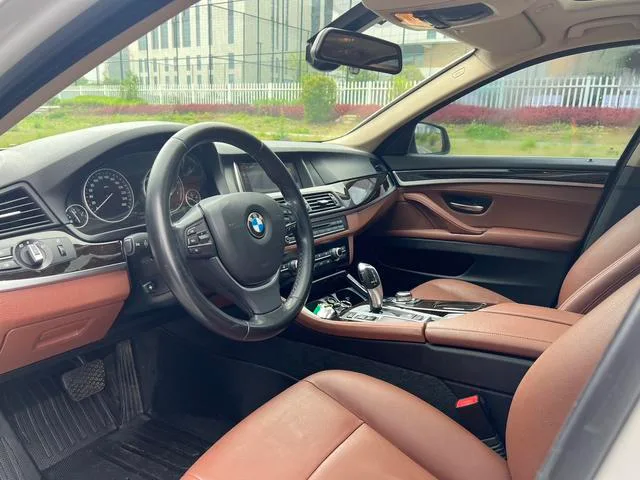 BMW 5 Series 2017 525Li Líder interior foto 11 BMW 5 Series 2017 525Li Líder interior foto 11