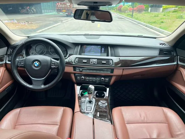 BMW 5 Series 2017 525Li Líder interior foto 15 BMW 5 Series 2017 525Li Líder interior foto 15
