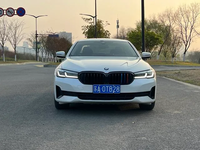 BMW 5 Series 2021 525Li Роскошный набор экстерьер фото 2 BMW 5 Series 2021 525Li Роскошный набор экстерьер фото 2