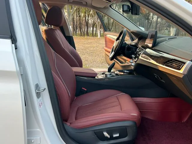BMW 5 Series 2021 525Li Роскошный набор интерьер фото 20 BMW 5 Series 2021 525Li Роскошный набор интерьер фото 20