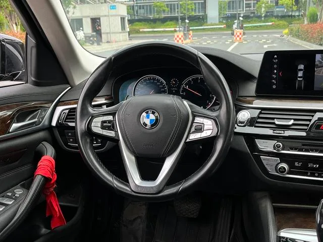 BMW 5 Series 2018 525Li Luxury Set interior photo 9 BMW 5 Series 2018 525Li Luxury Set interior photo 9